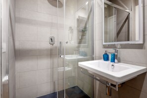 Double Room | Bathroom | Shower, free toiletries, hair dryer, slippers - Hometown Vite (Rome)