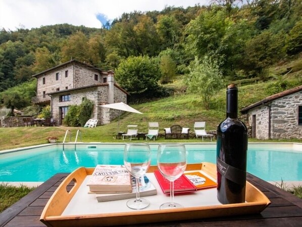 Seasonal outdoor pool, pool loungers - Mulino del Pita (Barga)