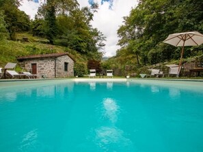 Piscina stagionale all'aperto, lettini