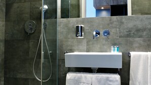 Twin Room | Bathroom | Shower, rainfall showerhead, free toiletries, hair dryer - Hotel Mokotów (Warsaw)
