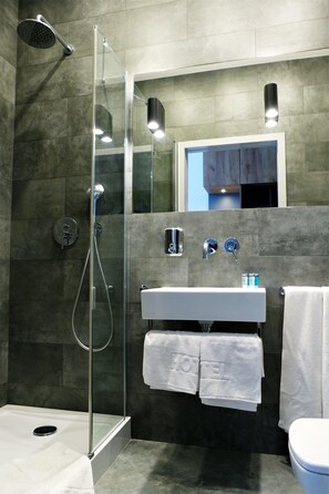 Quarto duplo | Banheiro | Chuveiro, chuveiro com efeito de chuva, produtos de toalete grátis