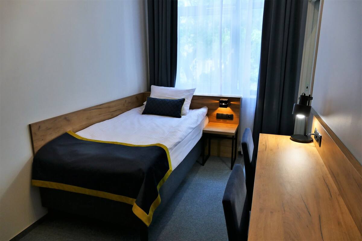 Single Room | Minibar, in-room safe, desk, laptop workspace