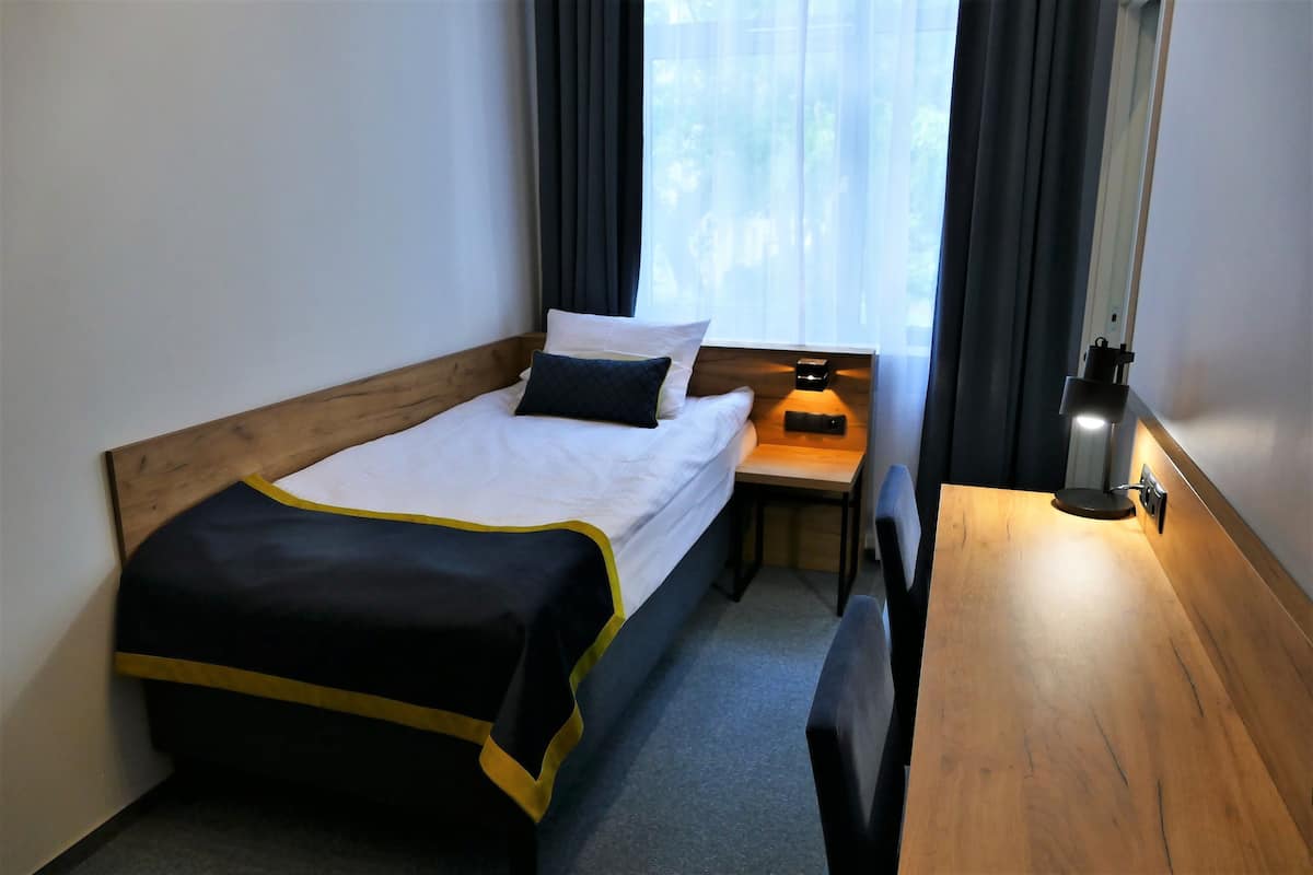 Single Room | Minibar, in-room safe, desk, laptop workspace