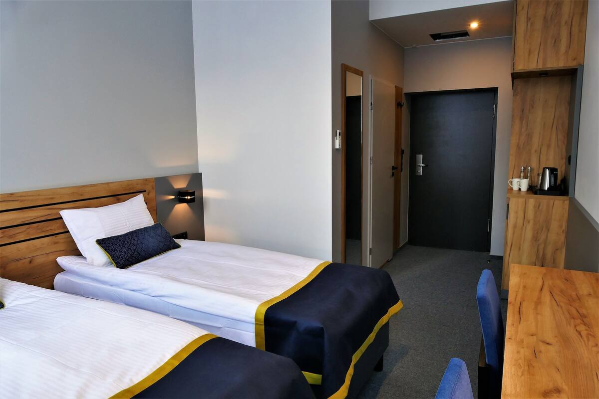 Twin Room | Minibar, in-room safe, desk, laptop workspace