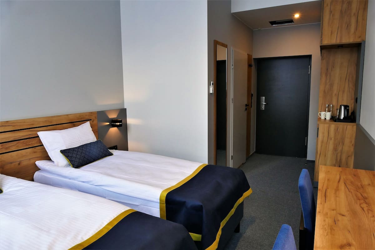 Twin Room | Minibar, in-room safe, desk, laptop workspace