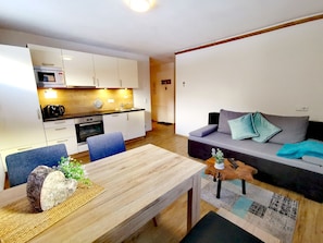 Comfort Apartment, Garden View, Mountainside (Gaisberg) | Private kitchen | Full-sized fridge, microwave, oven, stovetop