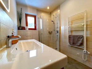 Apartamento conforto, vista para a montanha, ao lado da montanha (Kitzbühler Horn) | Banheiro | Secador de cabelo, toalhas de banho, papel higiênico