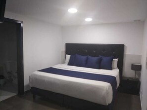 Cortinas blackout, tabla de planchar con plancha y wifi gratis 