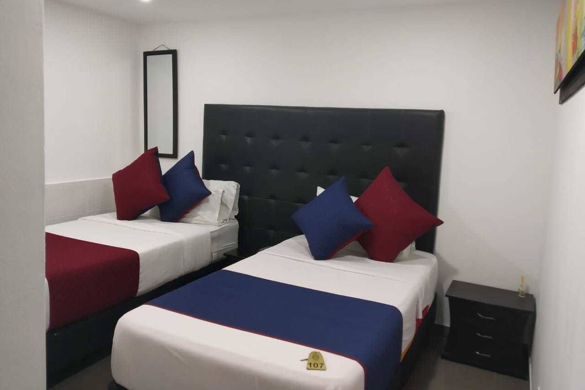 Habitación con 1 cama matrimonial o 2 individuales | Cortinas blackout, tabla de planchar con plancha y wifi gratis