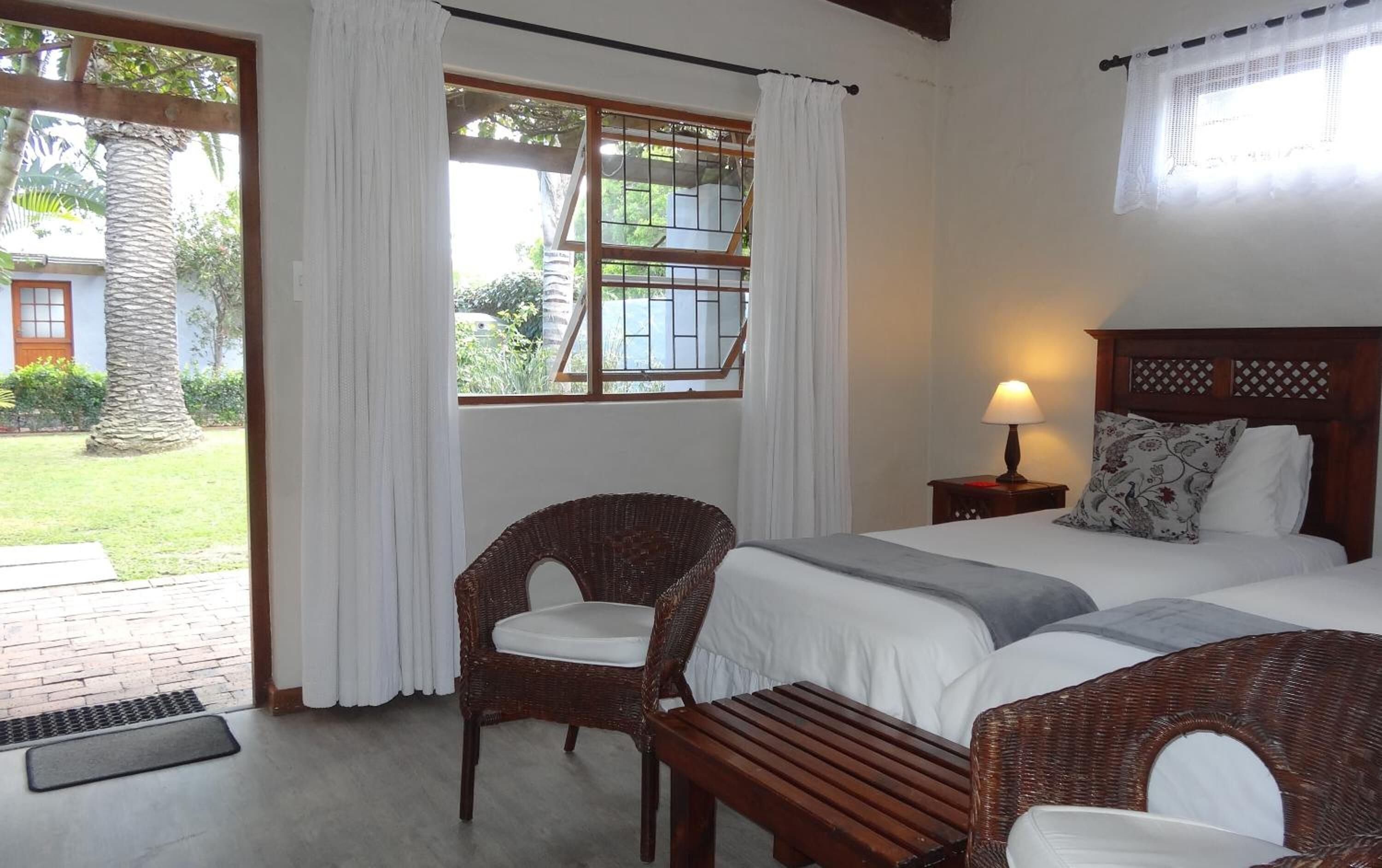 Minibar, escritorio y espacio para trabajar con laptop 