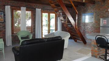 Bungalow familiar | Sala de estar | Una televisión de pantalla plana