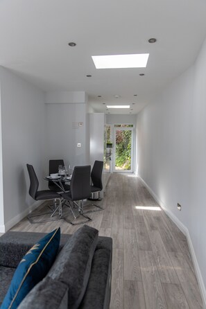 Apartament, 1 dormitori, planta baixa | Sala d'estar | Televisor de pantalla plana