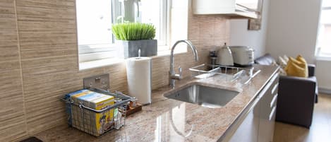 Deluxe Apartment, 1 Bedroom | Private kitchen