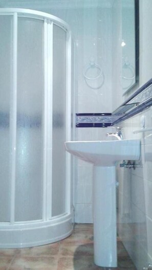 Douche, articles de toilette gratuits, serviettes fournies