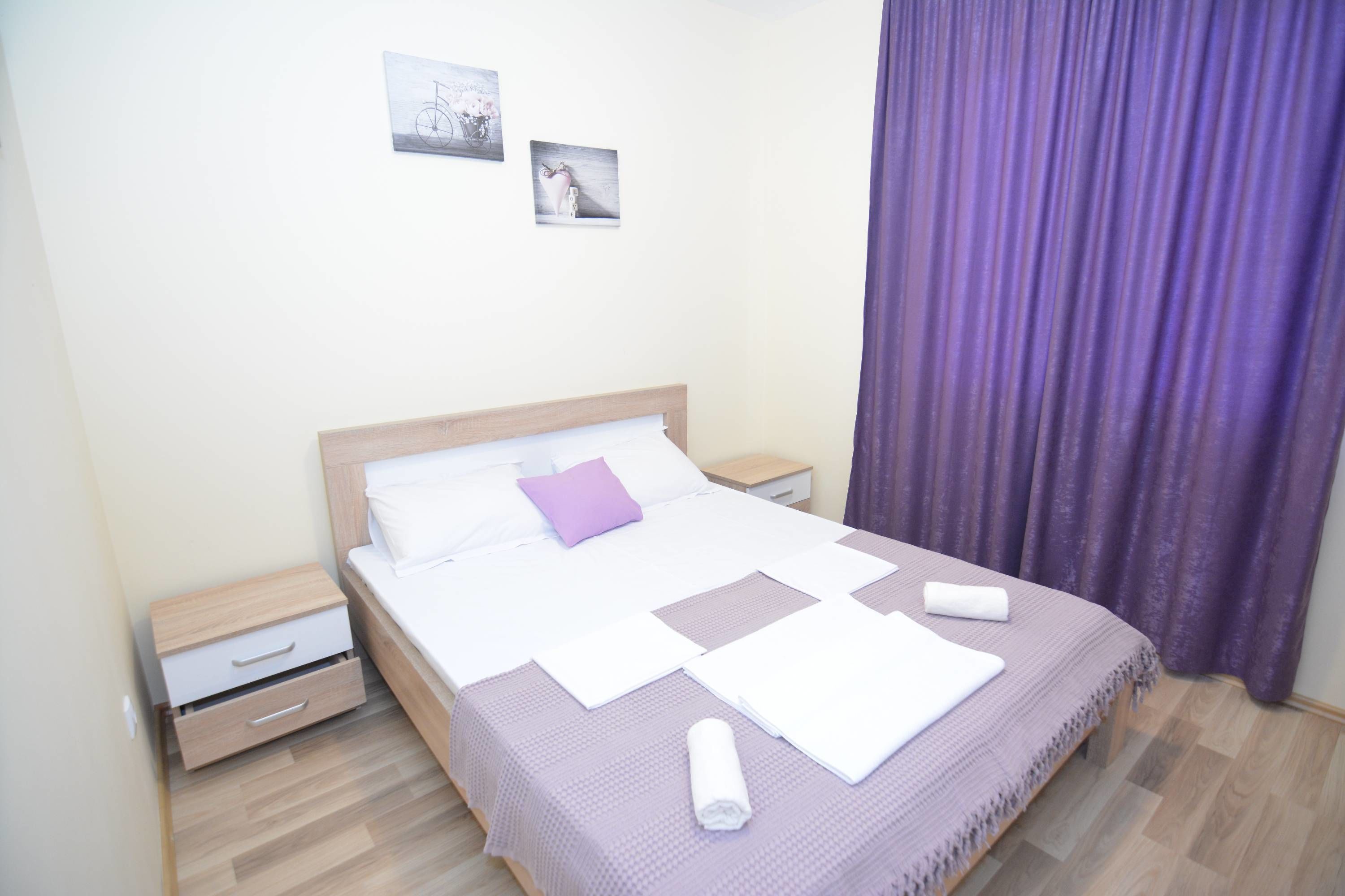 Apartemen, 2 kamar tidur | Setrika/meja setrika, Wi-Fi gratis, dan seprai linen