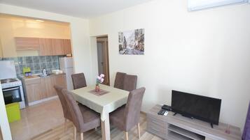 Apartment, 2 Bedrooms | Makan dalam bilik