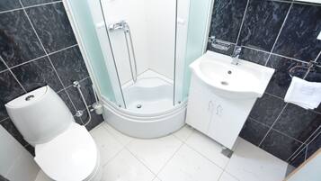 Apartment, 1 Bedroom | Bilik Mandi | Pancuran mandi, kelengkapan dandanan diri percuma, pengering rambut
