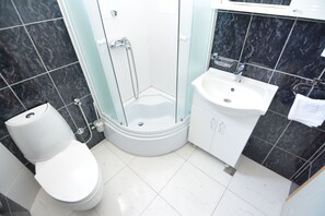 Appartement, 1 chambre | Salle de bain | Douche, articles de toilette (gratuits), s échoir à cheveux
