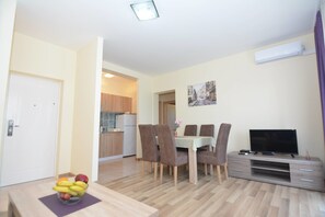 Appartement, 2 chambres | Coin séjour | Télévision à écran plat