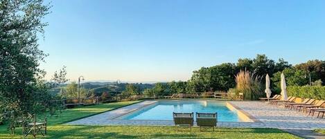 Piscine extérieure (ouverte en saison), chaises longues