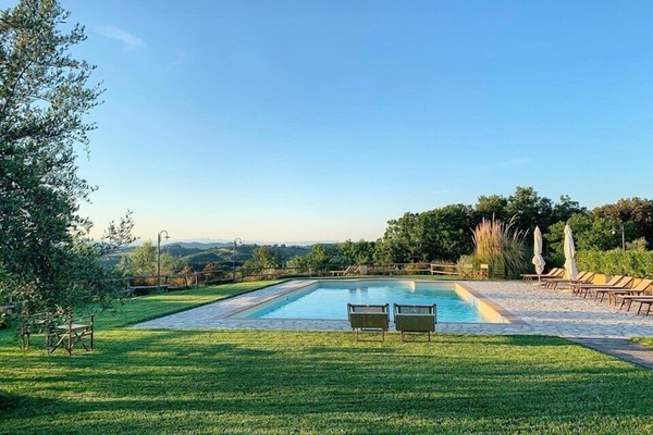 Piscine extérieure (ouverte en saison), chaises longues