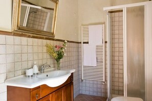 Apartment, 1 Schlafzimmer (Frantoio) | Badezimmer | Dusche, Handtücher