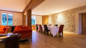 Petit déjeuner continental (15 EUR par personne)