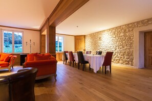 Desayuno continental diario (EUR 15 por persona)