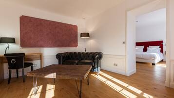 Deluxe suite (Quartz Rose) | Woonruimte | Flatscreentelevisie