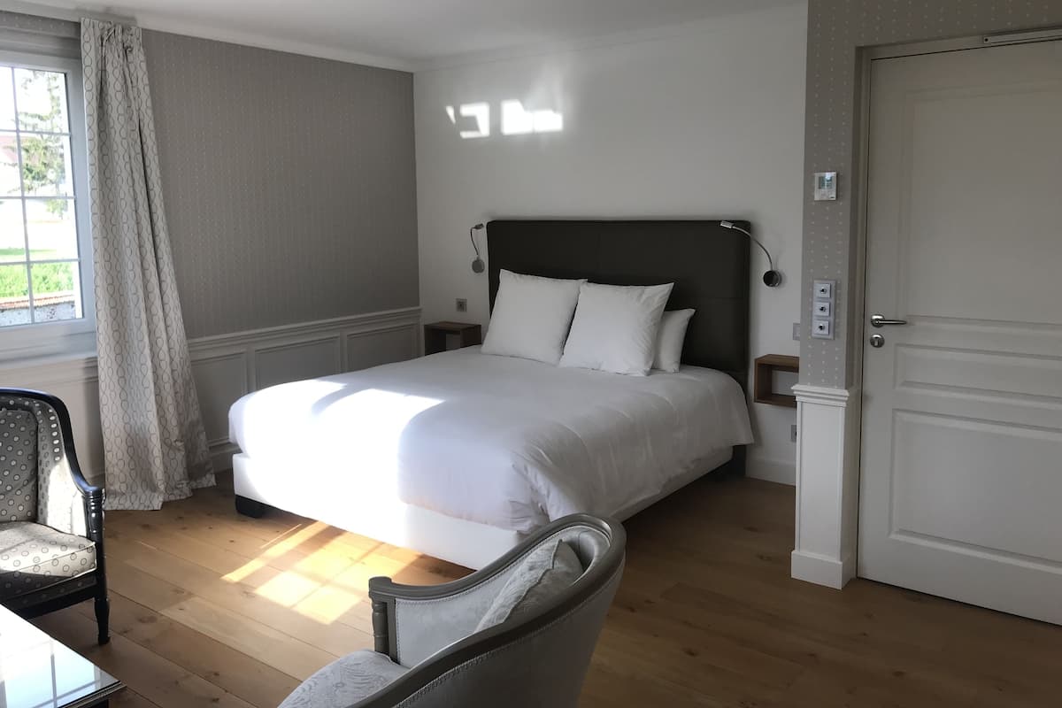 Habitación Deluxe (Rubis) | Escritorio, cortinas opacas, sistema de insonorización y wifi gratis