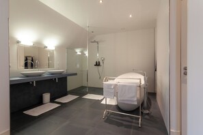 Suite superior (Saphir) | Baño | Secador de pelo, albornoces, zapatillas y toallas