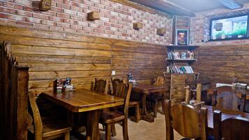 Serveert ontbijt, lunch, diner, Russische gerechten