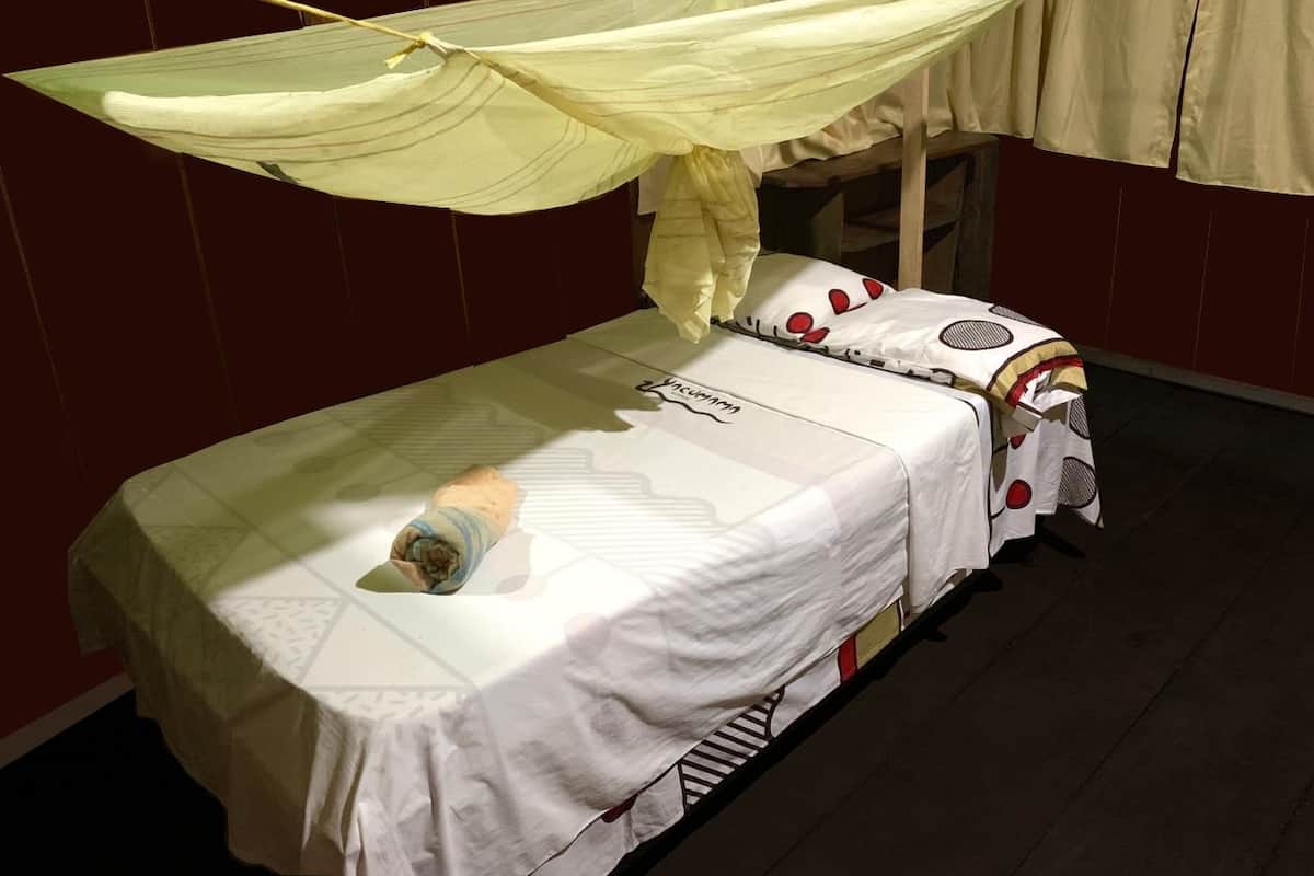Eenvoudige kamer | Een bureau, beddengoed