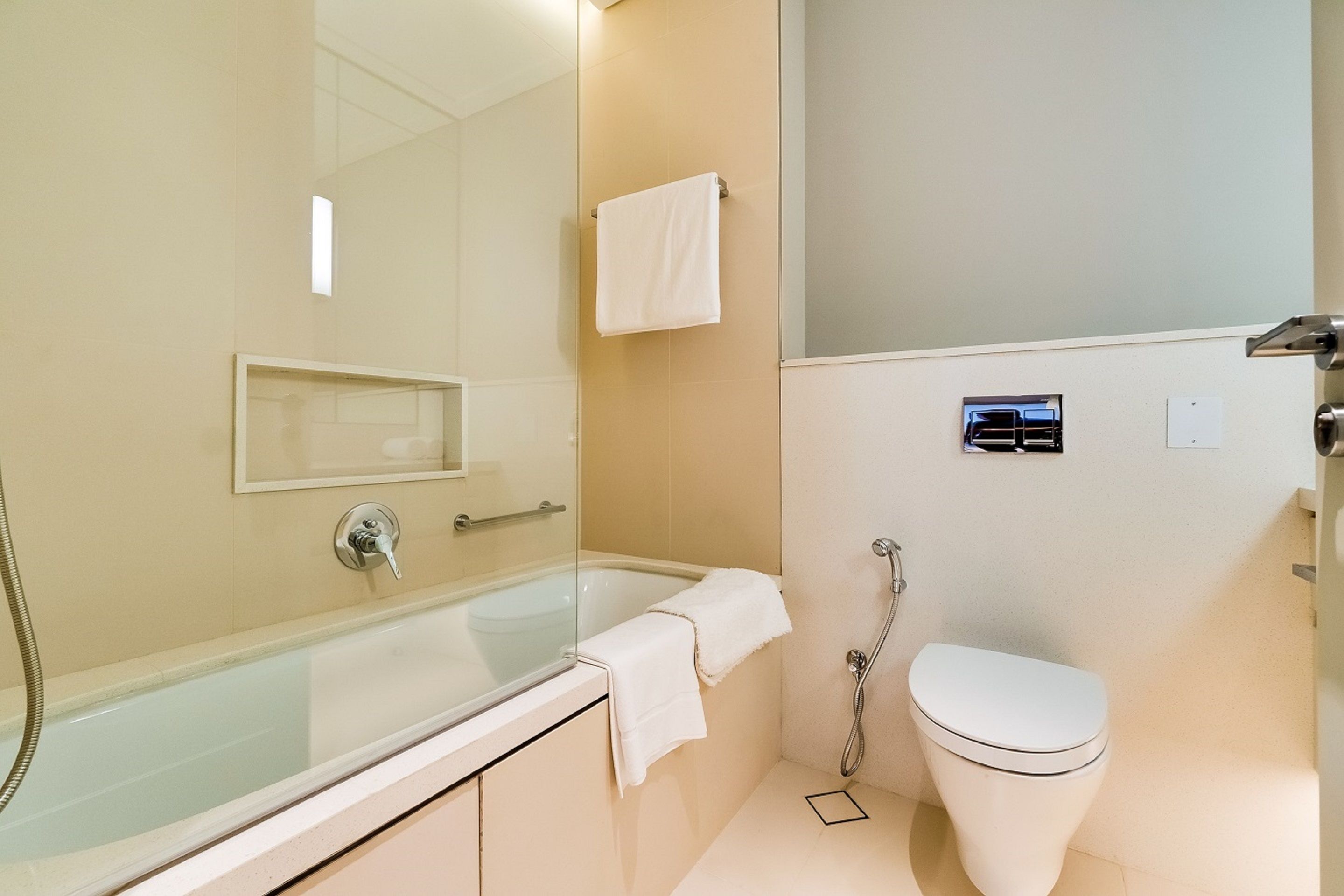 Une salle de bain moderne équipée d’une baignoire, de toilettes et d’une douche.