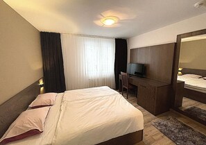 Hypo-allergenic bedding, desk, laptop workspace, free WiFi