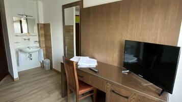 Habitación económica, 1 cama Queen size | Ropa de cama hipoalergénica y escritorio