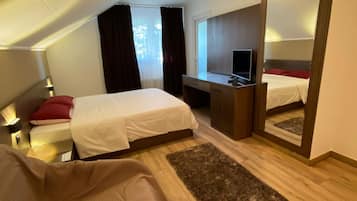 Habitación superior | Ropa de cama hipoalergénica y escritorio