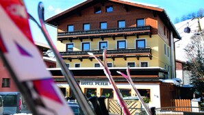 A multi-story hotel with balconies and a sign reading "HOTEL PETER". - Hotel Peter (Saalbach-Hinterglemm)