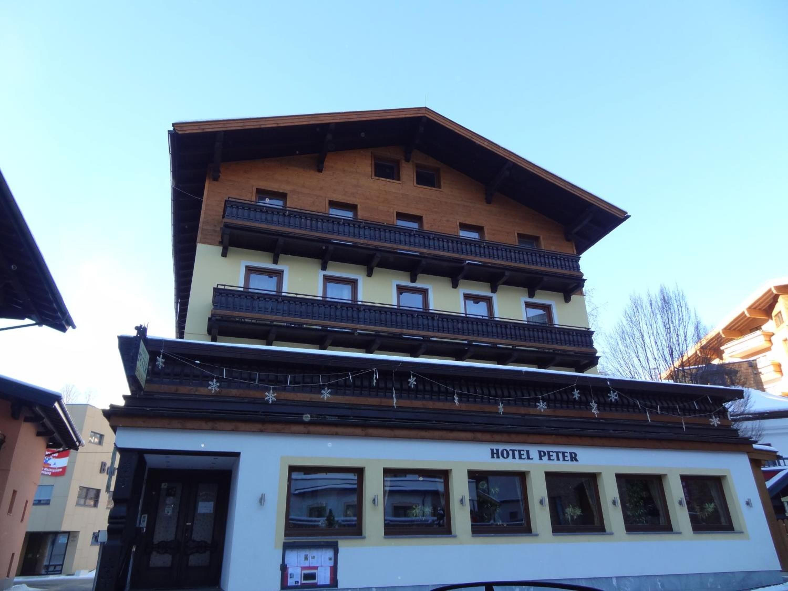 Un edificio de varios pisos con un letrero que dice "HOTEL PETER".