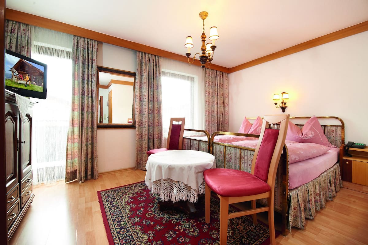 In-room safe, WiFi (free), bed sheets