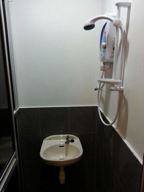 Basic Apartment | Bathroom | Shower, towels, soap, shampoo - Check Inn Kek Lok Si Ayer Itam (George Town)