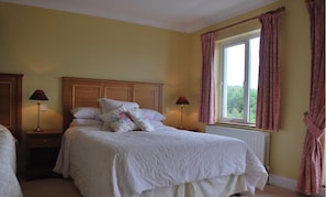 Tabla de planchar con plancha, wifi gratis y ropa de cama 