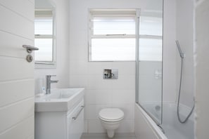 Comfort Apartment | Bathroom | Combined shower/bathtub, free toiletries, hair dryer, towels - Bendennis 302 (Cape Town)