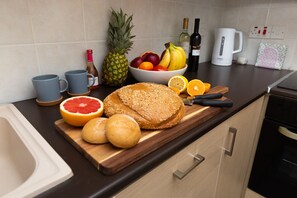 Fridge, microwave, oven, stovetop - Sun Residences (Larnaca)