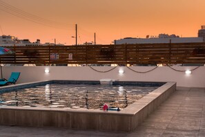 En säsongsöppen utomhuspool och pool på takterrassen