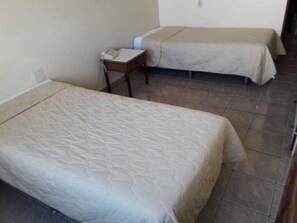 Minibar, Schreibtisch, kostenloses WLAN, Bettwäsche