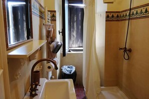Kostenlose Toilettenartikel, Haartrockner, Bidet, Handtücher