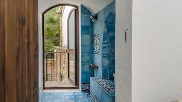 Articles de toilette gratuits, sèche-cheveux, bidet, serviettes fournies