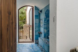 Articles de tocador gratuïts, assecador de cabells, bidet i tovalloles 
