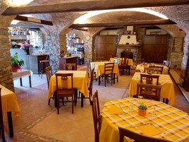 Lunch and dinner served, Italian cuisine